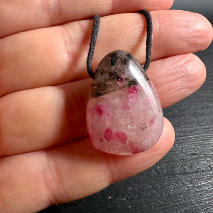 Rhodonit Anhaenger Tropfenform, rosa-weiss mit pinken Flecken und dunkelgrauer Kuppe, poliert | Happy Minerals