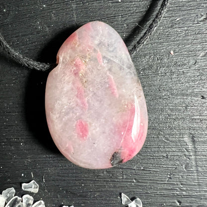 Rhodonit | Anhänger | Zimbabwe | Rosa | Tropfenform | Happy Minerals | Unikat | Naturschönheit | Edelstein