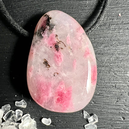 Rhodonit | Rosa-Pink | Mangan-Einschlüsse | Zimbabwe | Unikat | Happy Minerals | Naturstein | Anhänger | Detailansicht
