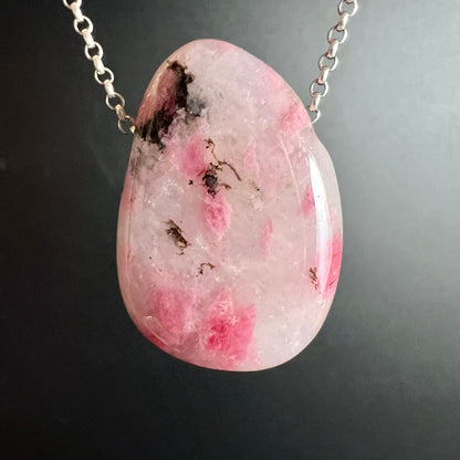Rhodonit | Silberkette | Zimbabwe | Rosa-Pink | Mangan-Muster | Happy Minerals | Unikat | Kristallschmuck | Anhänger
