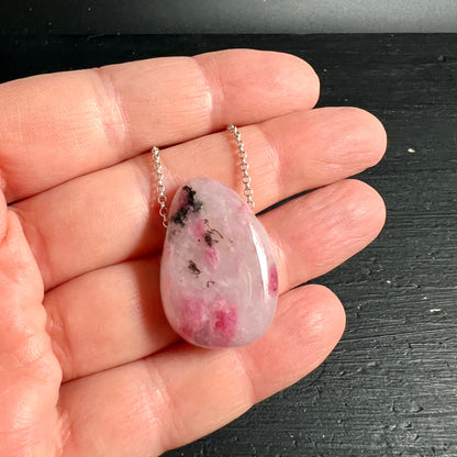 Rhodonit | In der Hand | Zimbabwe | Größenvergleich | Happy Minerals | Unikat | Rosa | Silberkette | Tropfenform
