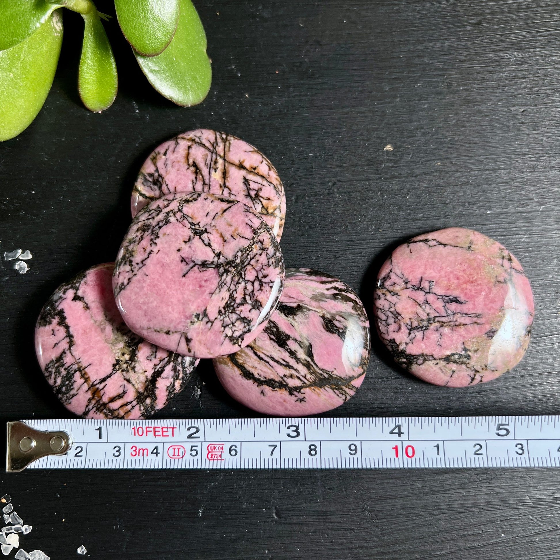 Rhodonit Handschmeichler | rosa schwarze Maserung | Australien | flache Taschensteine | Maßband | Happy Minerals