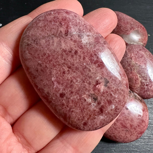 Rhodonit Handschmeichler oval poliert, rosa-mauve mit dunkelroten Sprenkeln und Adern | Happy Minerals