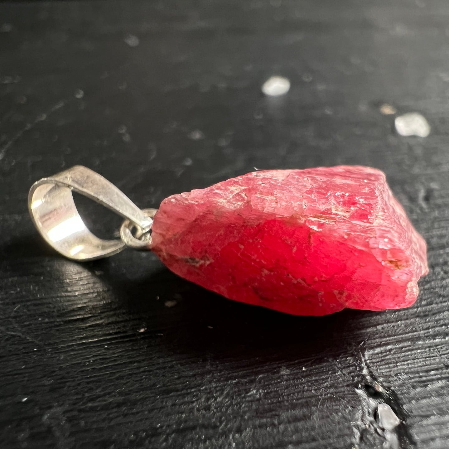 Rhodonit Rohkristall Anhänger | intensive rosa Farbtöne | natürliche Struktur | Happy Minerals