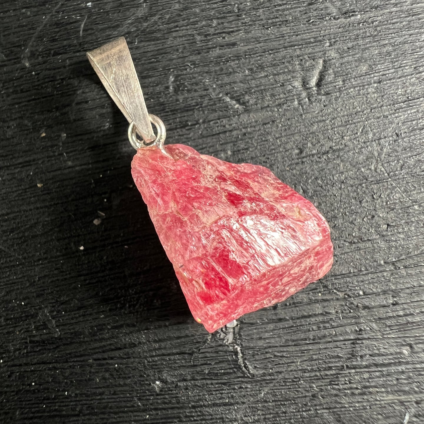 Rhodonit Rohstein Anhänger | rosa Kristall | silberne Fassung | dunkles Holz | Happy Minerals