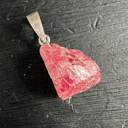 Rhodonit Rohstein Anhänger | rosa Kristall | silberne Fassung | dunkles Holz | Happy Minerals