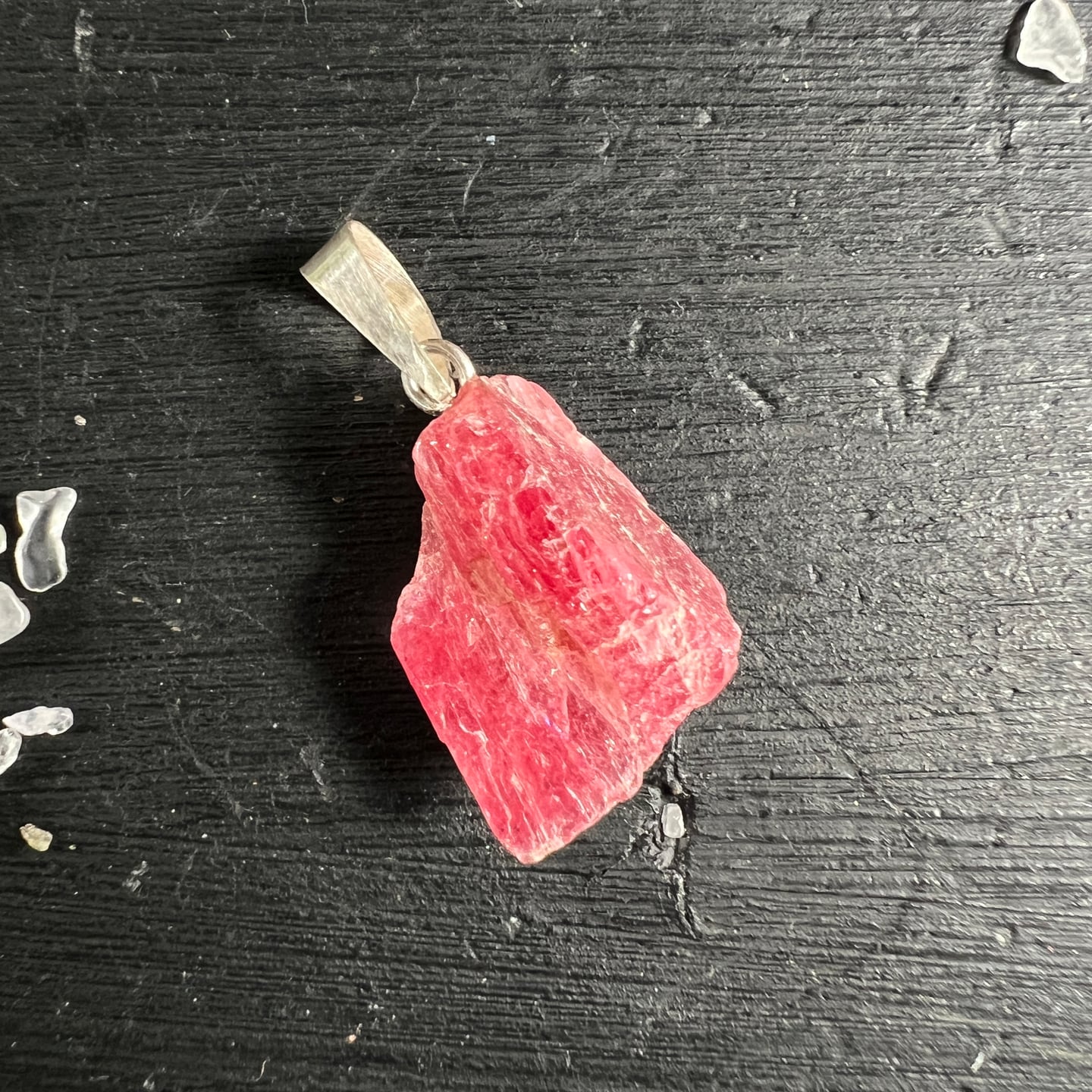 Rhodonit Rohstein Anhänger | Rückseite | natürliche Kristallform | silberne Öse | Happy Minerals
