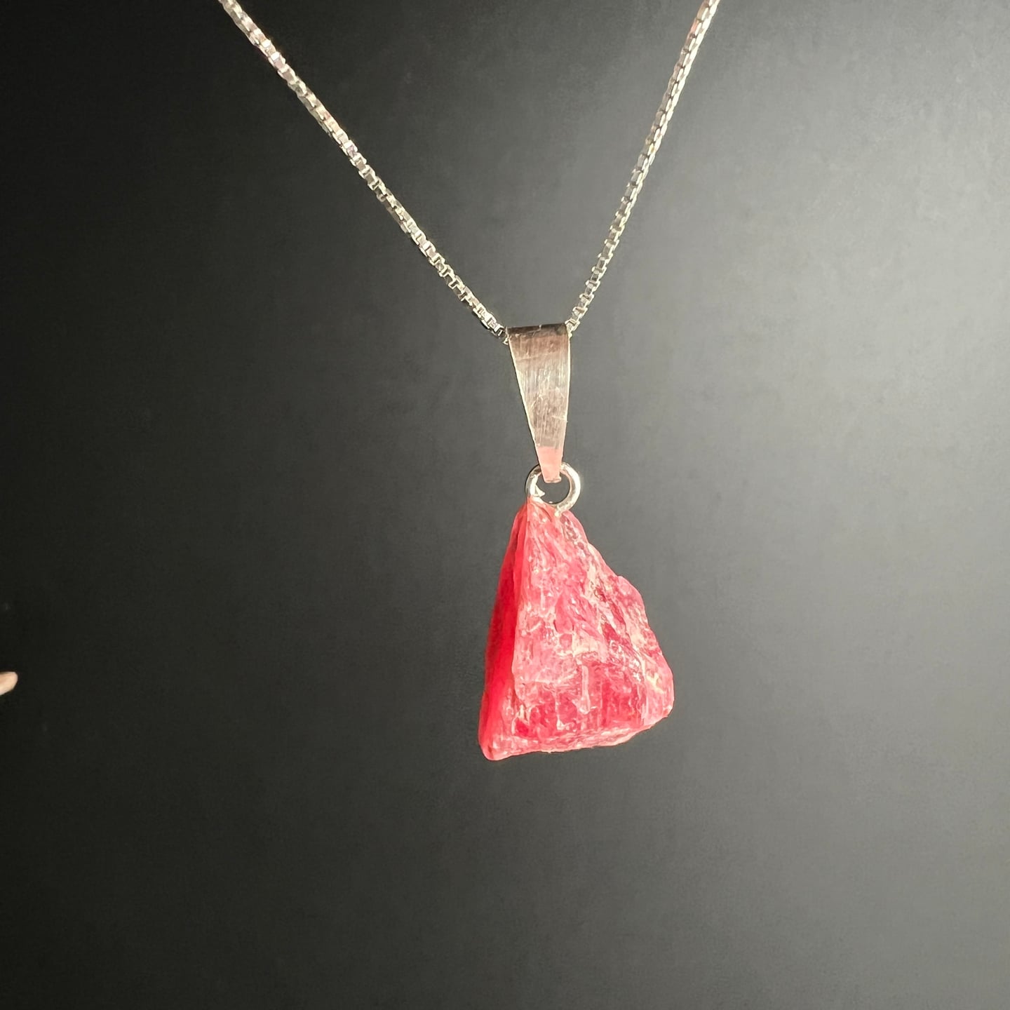 Rhodonit Rohstein Kette | seitliche Ansicht | natürliche Kristallkanten | Happy Minerals Schmuckstück