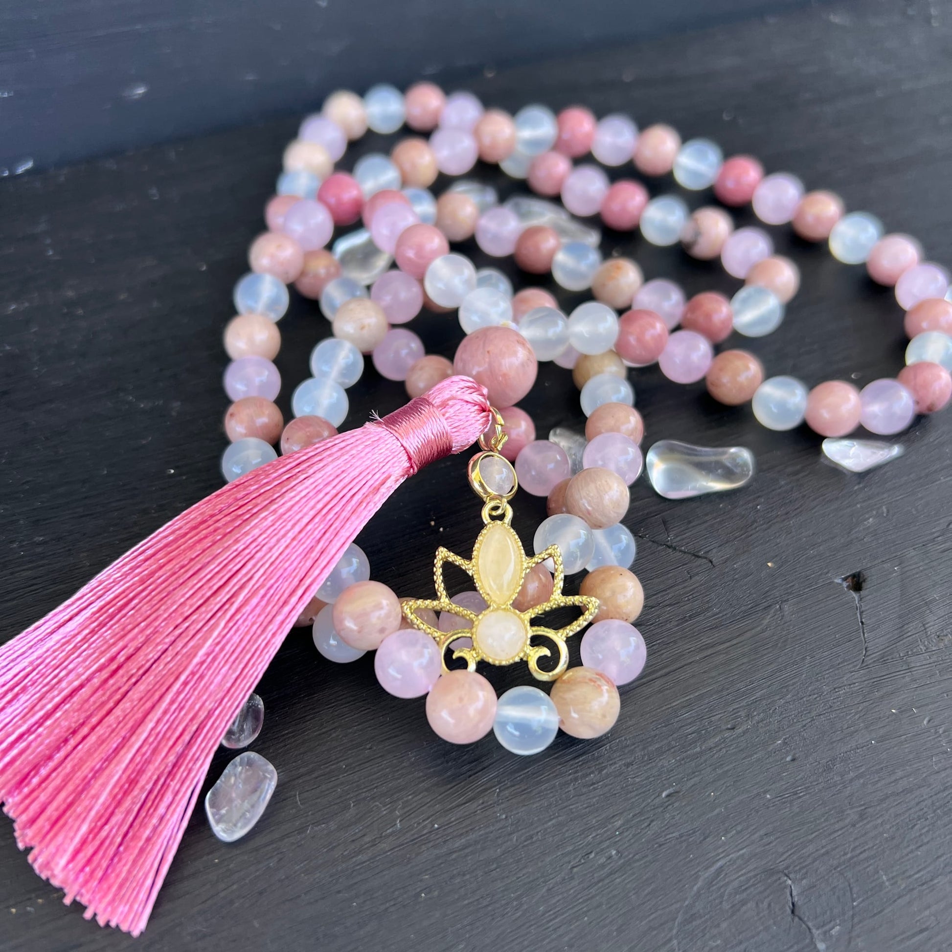 Rhodonit Rosenquarz Achat Mala 108 Perlen | Detailansicht Lotus-Anhänger gold | rosa Quaste | Happy Minerals