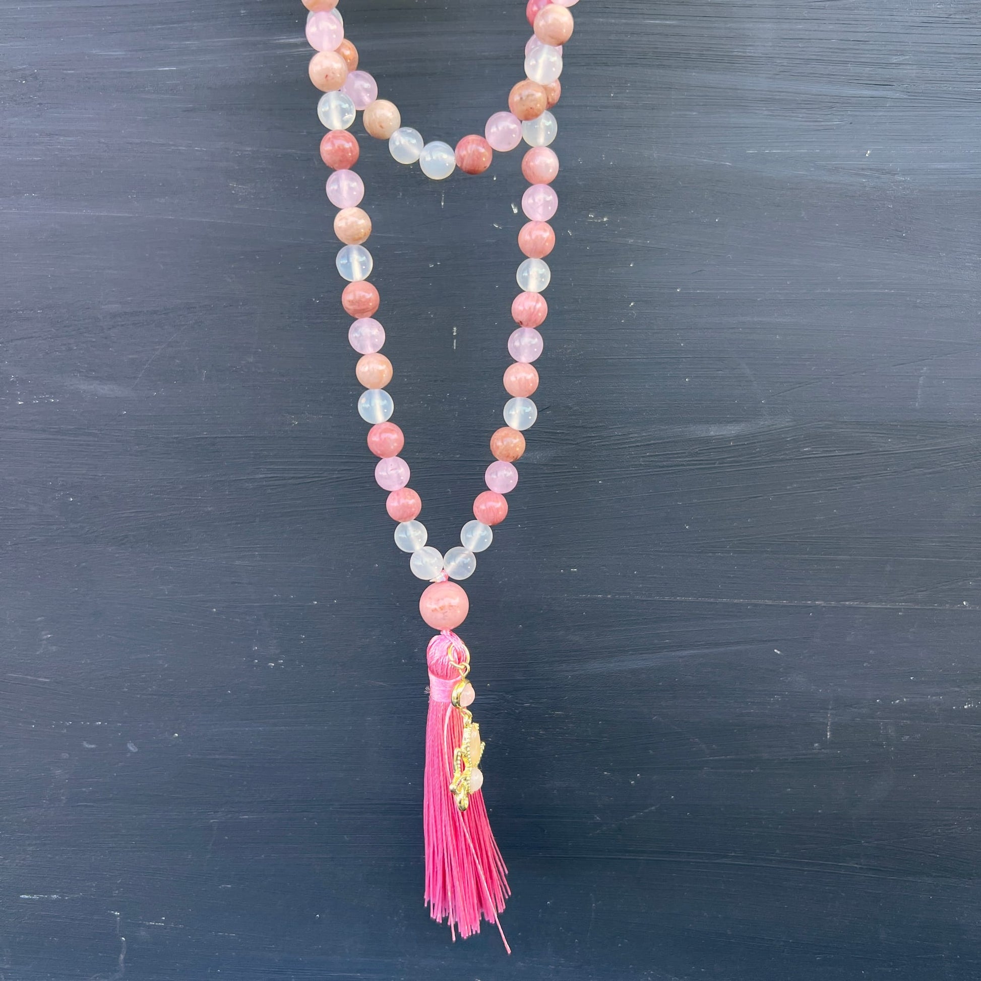 Rhodonit Rosenquarz Achat Mala 108 Perlen | hängend aufgespannt | rosa Quaste | Lotus gold | Happy Minerals