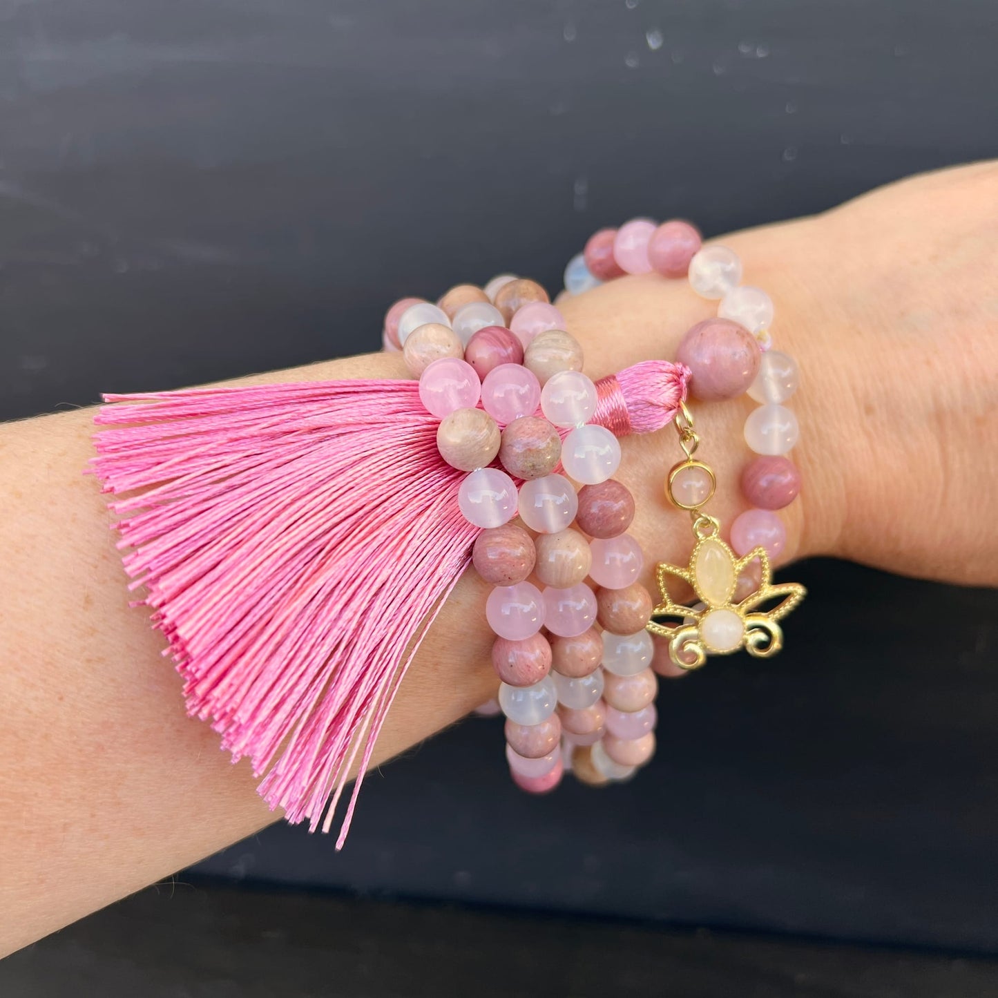 Rhodonit Rosenquarz Achat Mala 108 Perlen | am Handgelenk getragen | rosa Quaste | Lotus gold | Happy Minerals