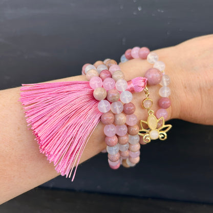 Rhodonit Rosenquarz Achat Mala 108 Perlen | am Handgelenk getragen | rosa Quaste | Lotus gold | Happy Minerals