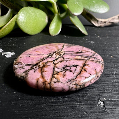 Rhodonit Taschenstein | einzelner flacher Stein | rosa Nuancen | schwarze Adern | Australien | Happy Minerals