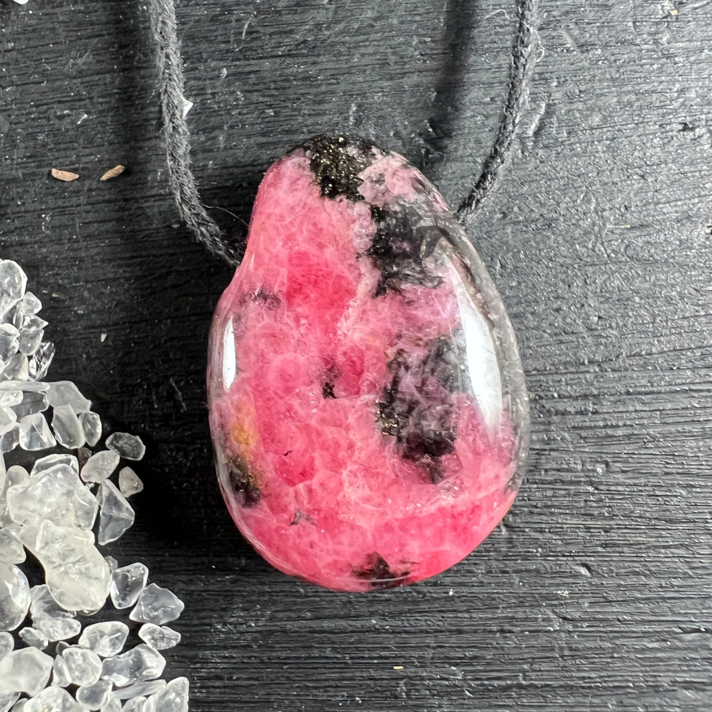 Rhodonit Unikat | leuchtendes Pink & Schwarz | Tropfen gebohrt | schwarzes Band | Happy Minerals