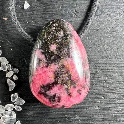 Rhodonit Anhänger Madagaskar | intensive Pinktöne | schwarze Einschlüsse | schwarzes Kordel-Band | Happy Minerals