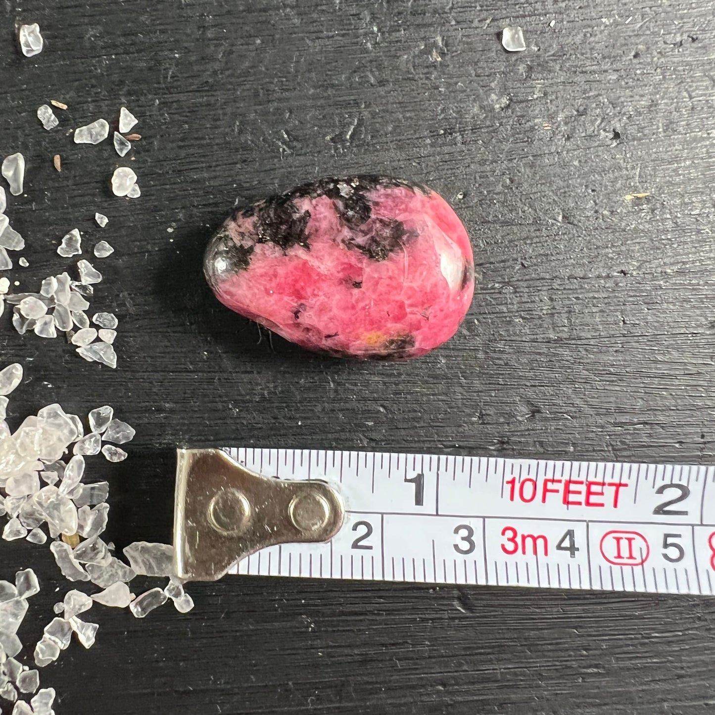 Rhodonit Unikat Größenvergleich | Maßband | ca. 3 cm | abgerundete Tropfenform | Happy Minerals