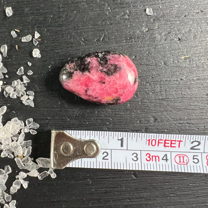 Rhodonit Unikat Größenvergleich | Maßband | ca. 3 cm | abgerundete Tropfenform | Happy Minerals