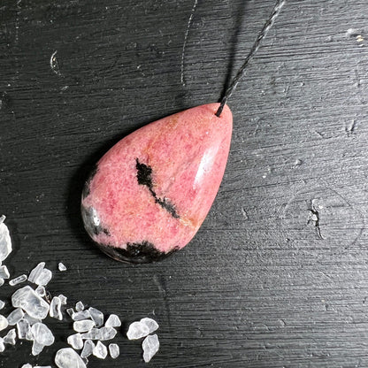 Rhodonit Tropfen Anhänger | Rosa Heilstein | Schwarze Adern | Madagaskar Unikat | Happy Minerals