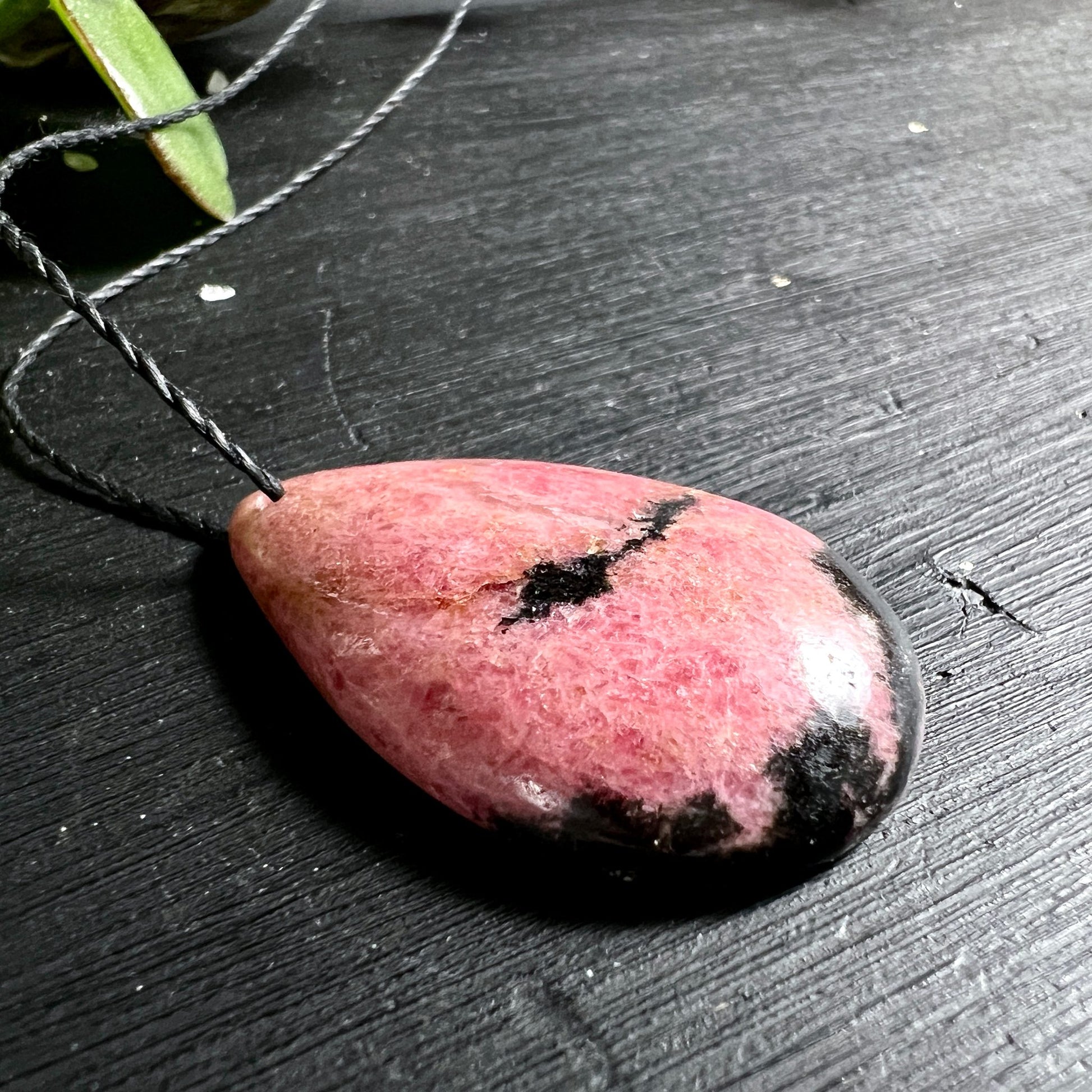 Rhodonit Anhänger | Tropfenform | Rosa Nuancen | Schwarze Einschlüsse | Madagaskar | Happy Minerals