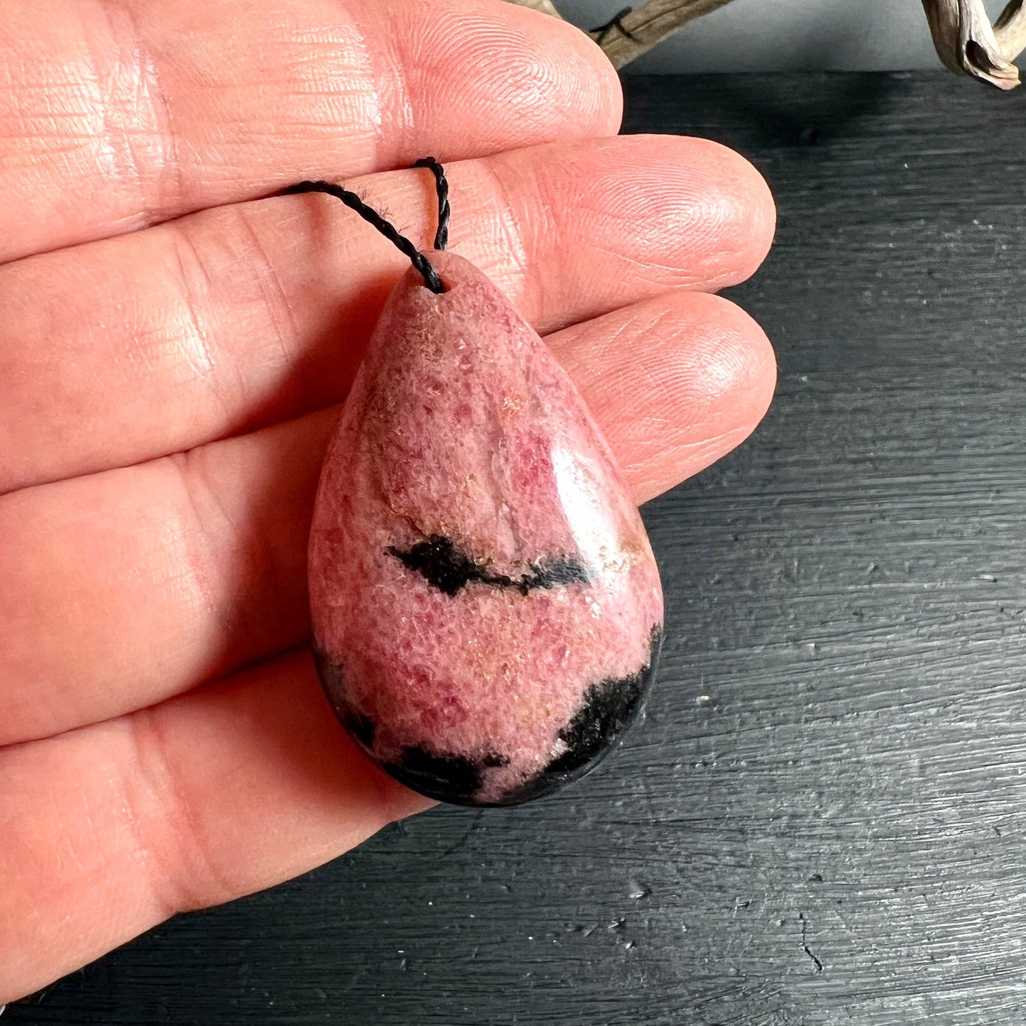 Rhodonit Tropfen | Hand Detail | Rosa Heilstein | Schwarze Maserung | Madagaskar Unikat | Happy Minerals