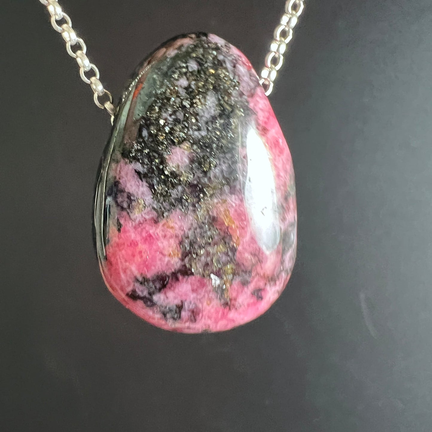 Rhodonit Anhänger Rückseite | goldglitzernde Einschlüsse | dunkle Mineraladern | Silberkette | Happy Minerals
