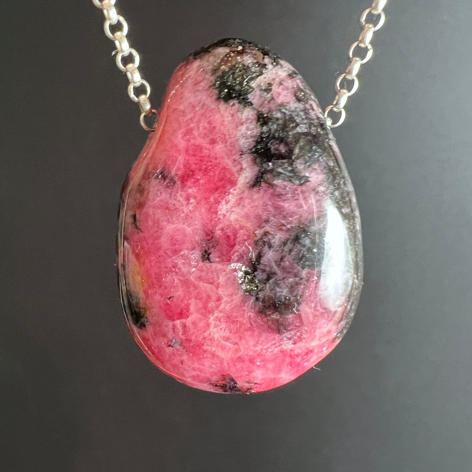 Rhodonit Tropfen | silberne Rolo-Kette | leuchtendes Pink & violette Nuancen | Unikat | Happy Minerals