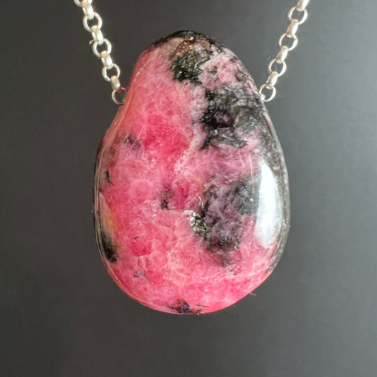Rhodonit Tropfen | silberne Rolo-Kette | leuchtendes Pink & violette Nuancen | Unikat | Happy Minerals