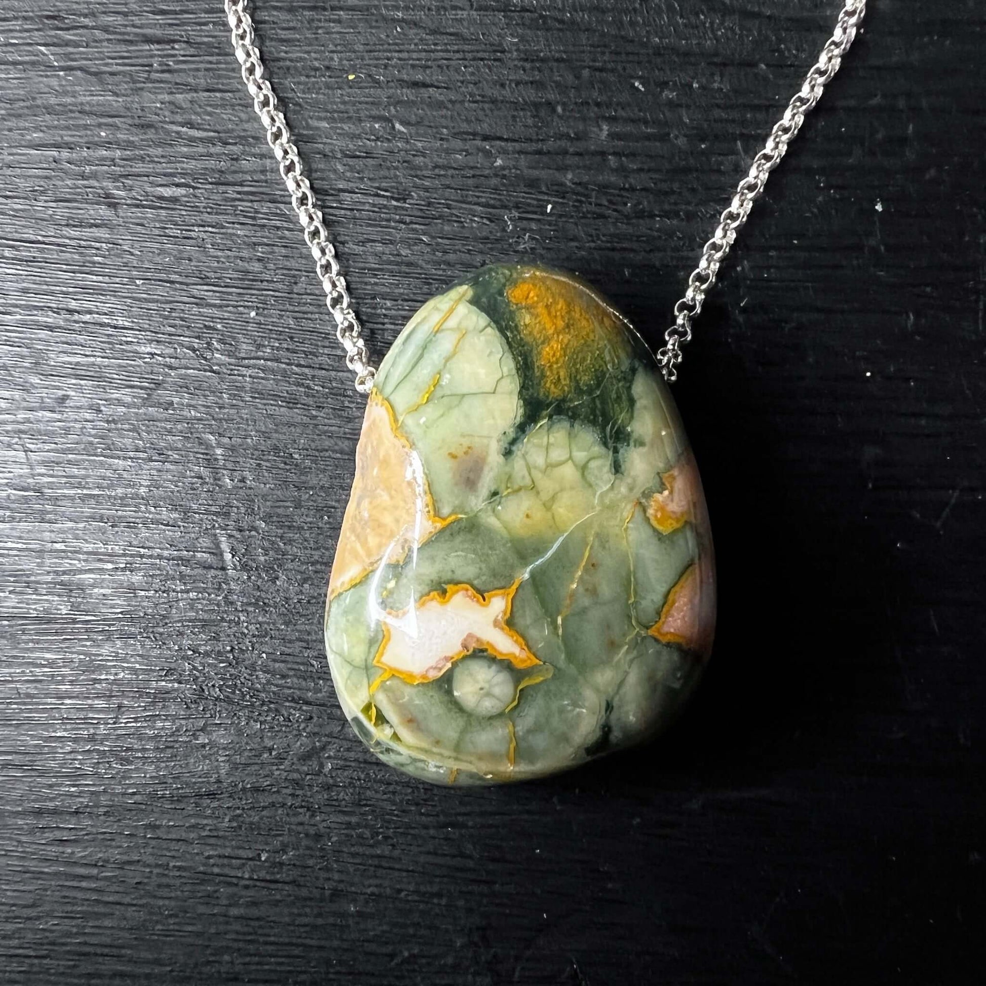 Detailaufnahme des Rhyolith Anhängers mit sternförmigen Achateinschlüssen | Happy Minerals