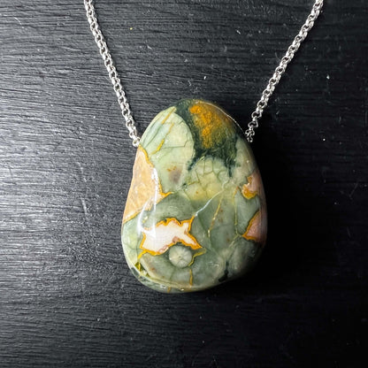 Detailaufnahme des Rhyolith Anhängers mit sternförmigen Achateinschlüssen | Happy Minerals