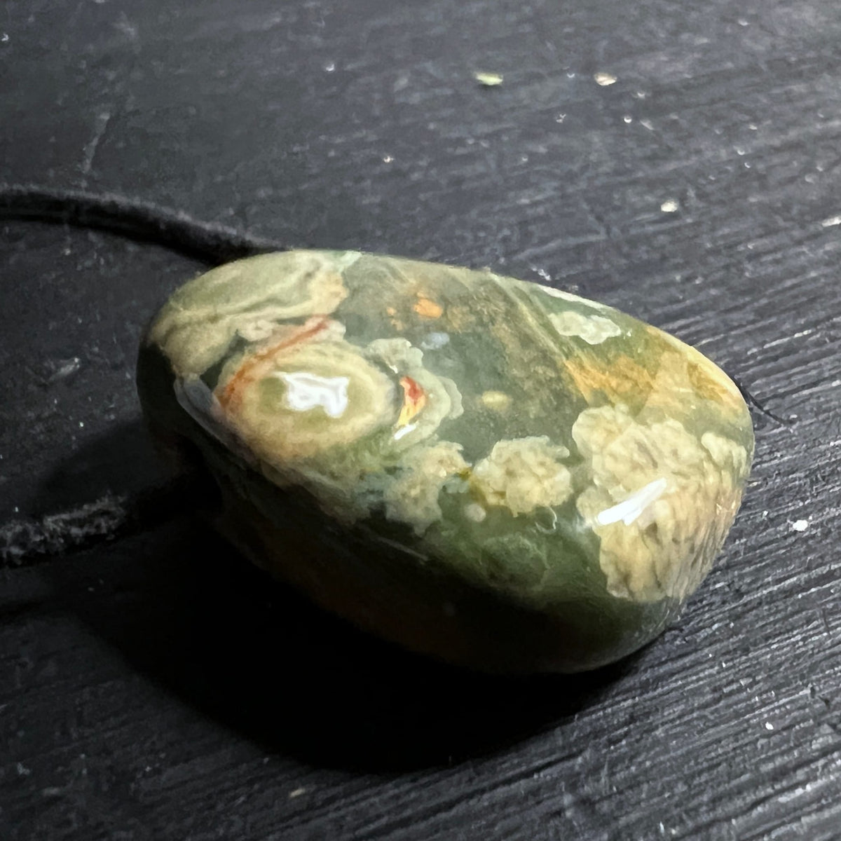 Rhyolith Anhänger tropfenförmig, moosgrün mit cremefarbenen Blüteneinschlüssen und rostroten Akzenten, poliert | Happy Minerals