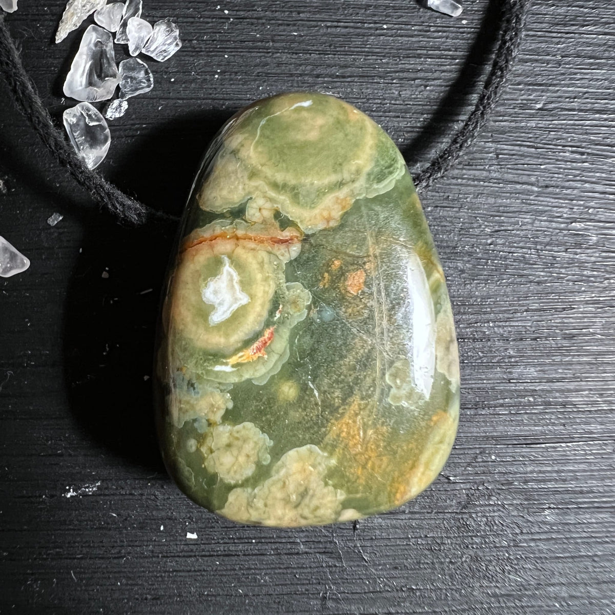 Rhyolith Anhänger tropfenförmig, moosgrün mit cremefarbenen Blasenmustern und orangen Adern, poliert | Happy Minerals