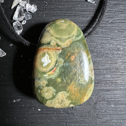 Rhyolith Anhänger tropfenförmig, moosgrün mit cremefarbenen Blasenmustern und orangen Adern, poliert | Happy Minerals