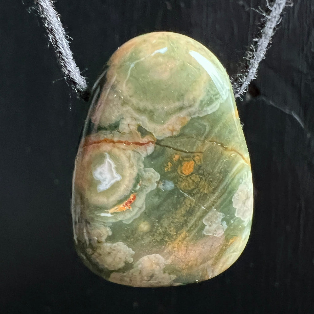 Rhyolith Anhaenger tropfenfoermig, moosgruen mit cremigen Flecken, orangen Einschluessen und feiner Maserung | Happy Minerals