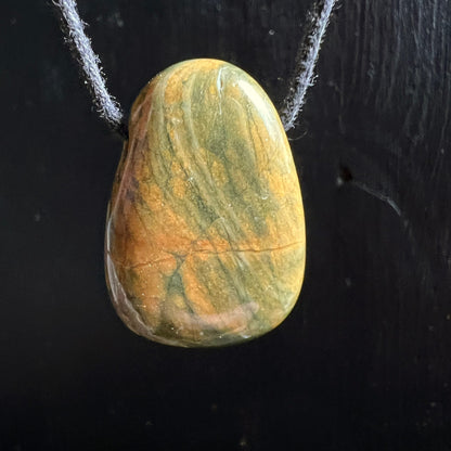 Rhyolith Anhaenger Tropfenform, ockergelb-olivgruen gestreift mit feinen diagonalen Adern, poliert glaenzend | Happy Minerals
