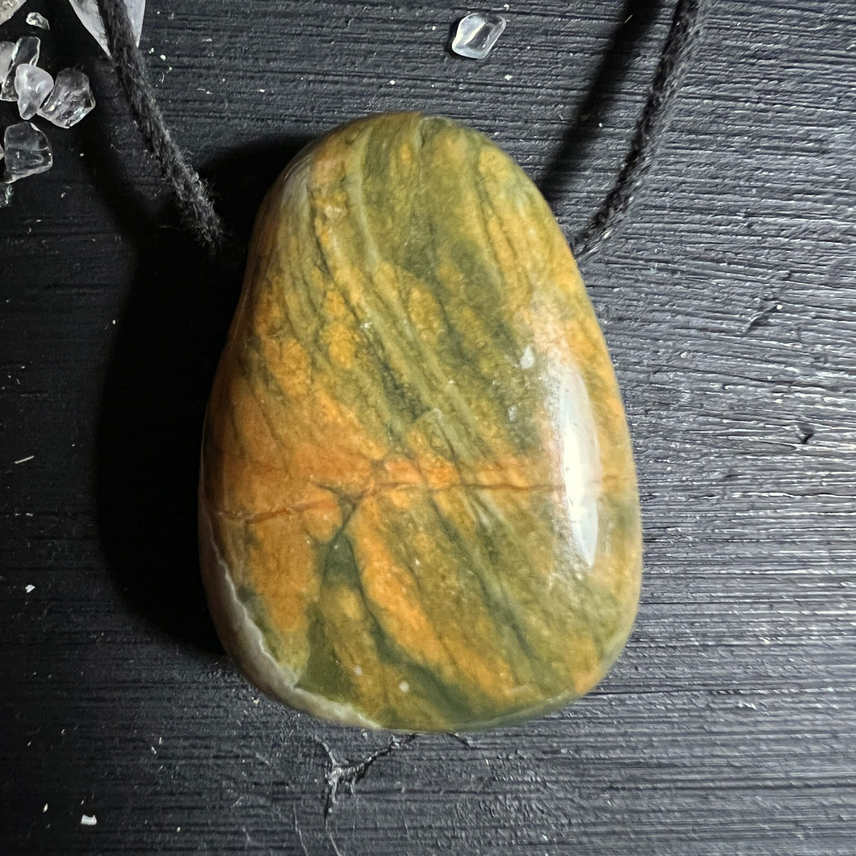 Rhyolith Anhänger Tropfenform, olivgrün-ockergelb gestreift mit diagonalen Linien, polierter Glanz | Happy Minerals