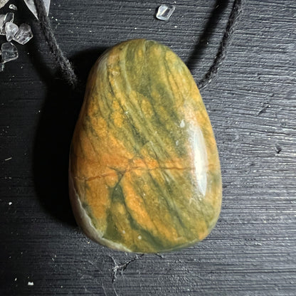 Rhyolith Anhänger Tropfenform, olivgrün-ockergelb gestreift mit diagonalen Linien, polierter Glanz | Happy Minerals