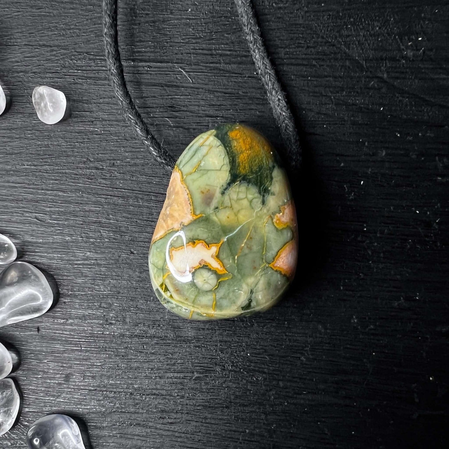 Edelstein Anhänger aus Rhyolith gebohrt, naturbelassen poliert | Happy Minerals