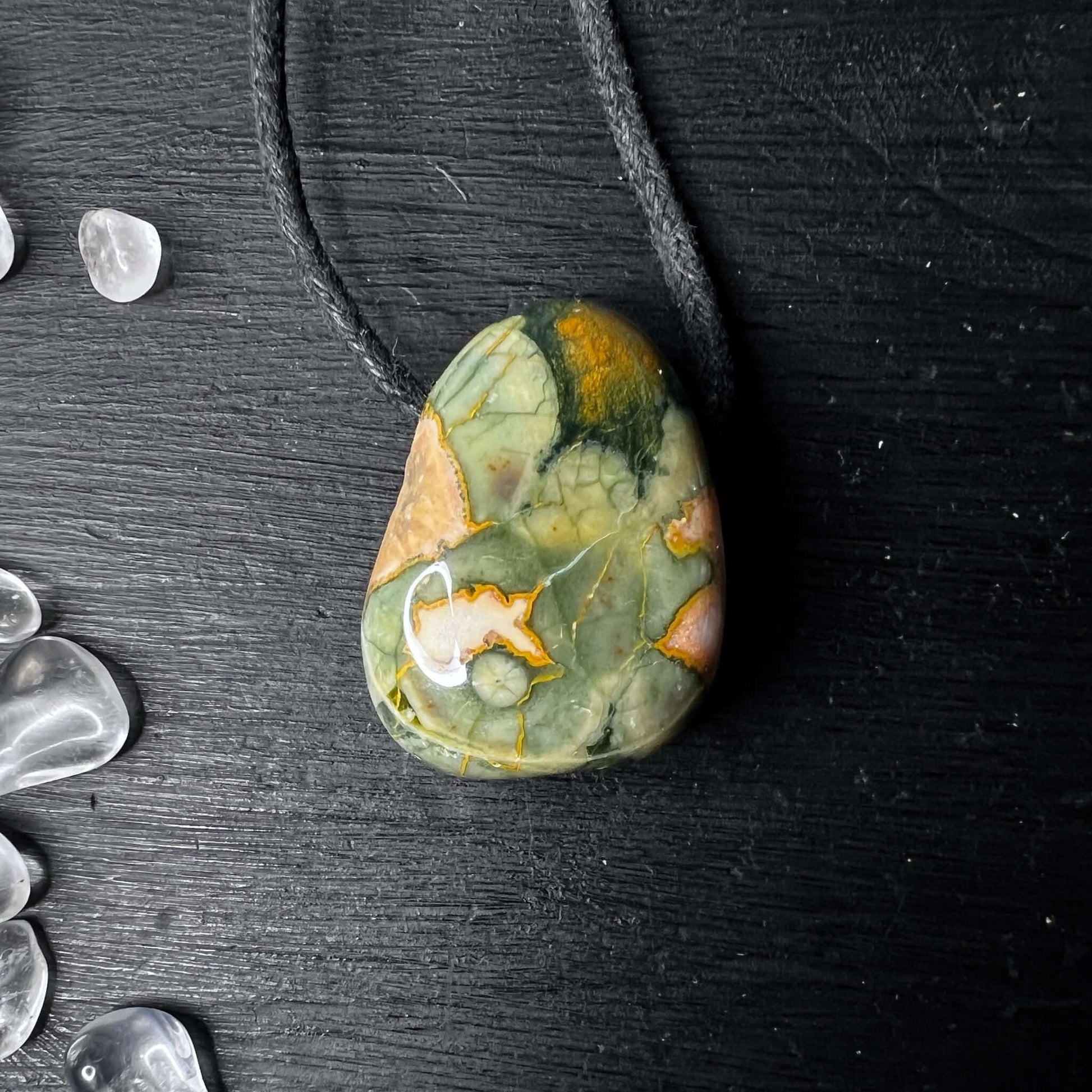 Edelstein Anhänger aus Rhyolith gebohrt, naturbelassen poliert | Happy Minerals