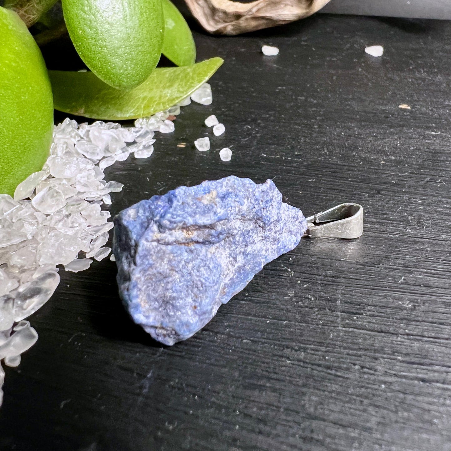 Seitenansicht roher Dumortierit Anhänger zeigt natürliche Textur