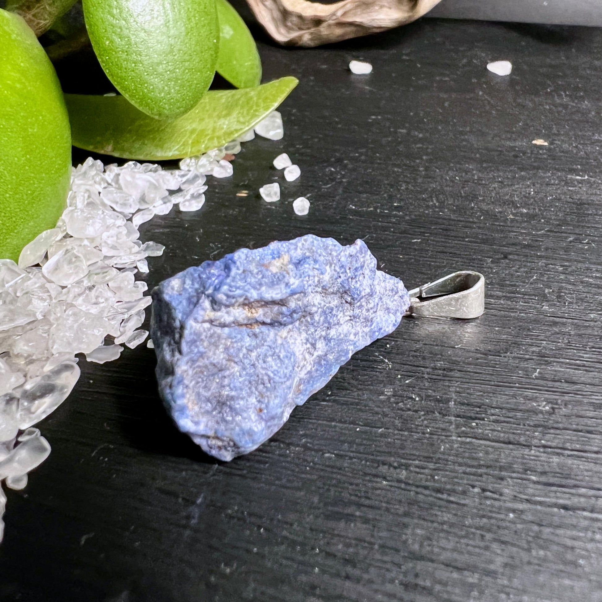 Seitenansicht roher Dumortierit Anhänger zeigt natürliche Textur