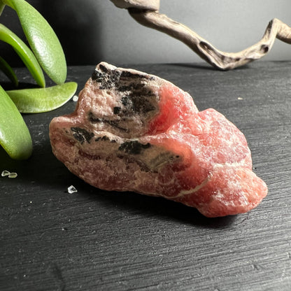 Roher Rhodochrosit aus Argentinien intensives Himbeerrosa mit Muttergestein