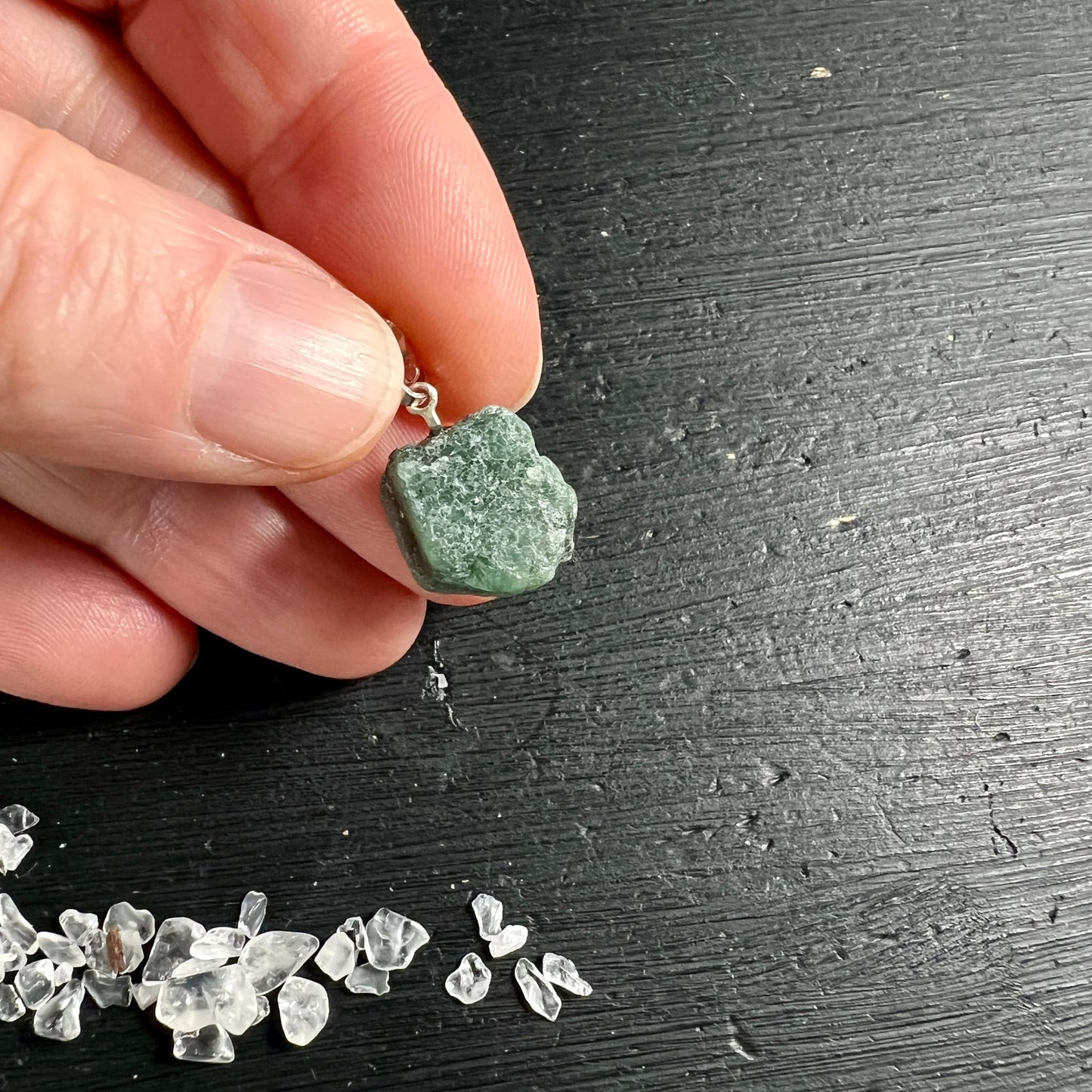 Roher Smaragd Anhänger, unregelmässige Klumpenform, mintgrün mit kristallinen Strukturen, Silberöse | Happy Minerals