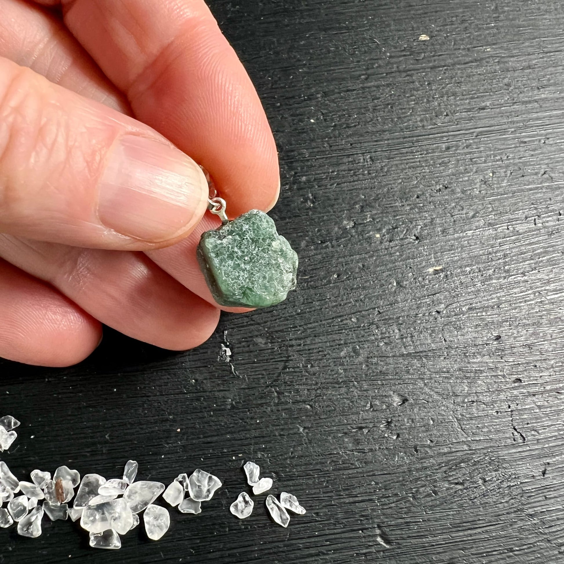 Roher Smaragd Anhänger, unregelmässige Klumpenform, mintgrün mit kristallinen Strukturen, Silberöse | Happy Minerals