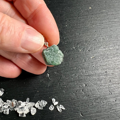 Roher Smaragd Anhänger, unregelmässige Klumpenform, mintgrün mit kristallinen Strukturen, Silberöse | Happy Minerals