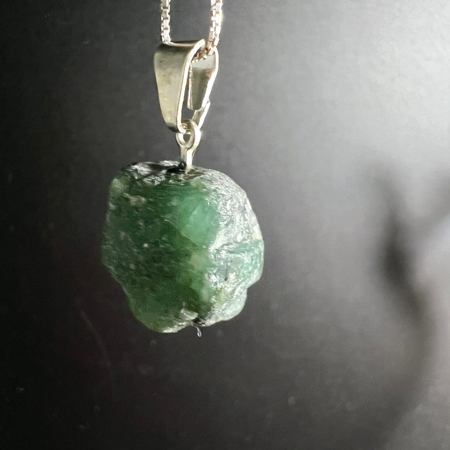 Roher Smaragd Anhänger, tiefgrün mit hellgrünen Zonen und weisslichen Einschlüssen, unregelmässige Rohform, Silberöse | Happy Minerals