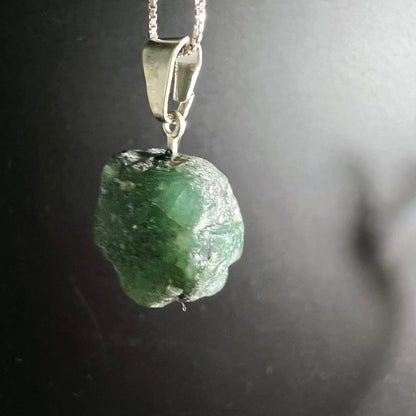 Roher Smaragd Anhänger, tiefgrün mit hellgrünen Zonen und weisslichen Einschlüssen, unregelmässige Rohform, Silberöse | Happy Minerals