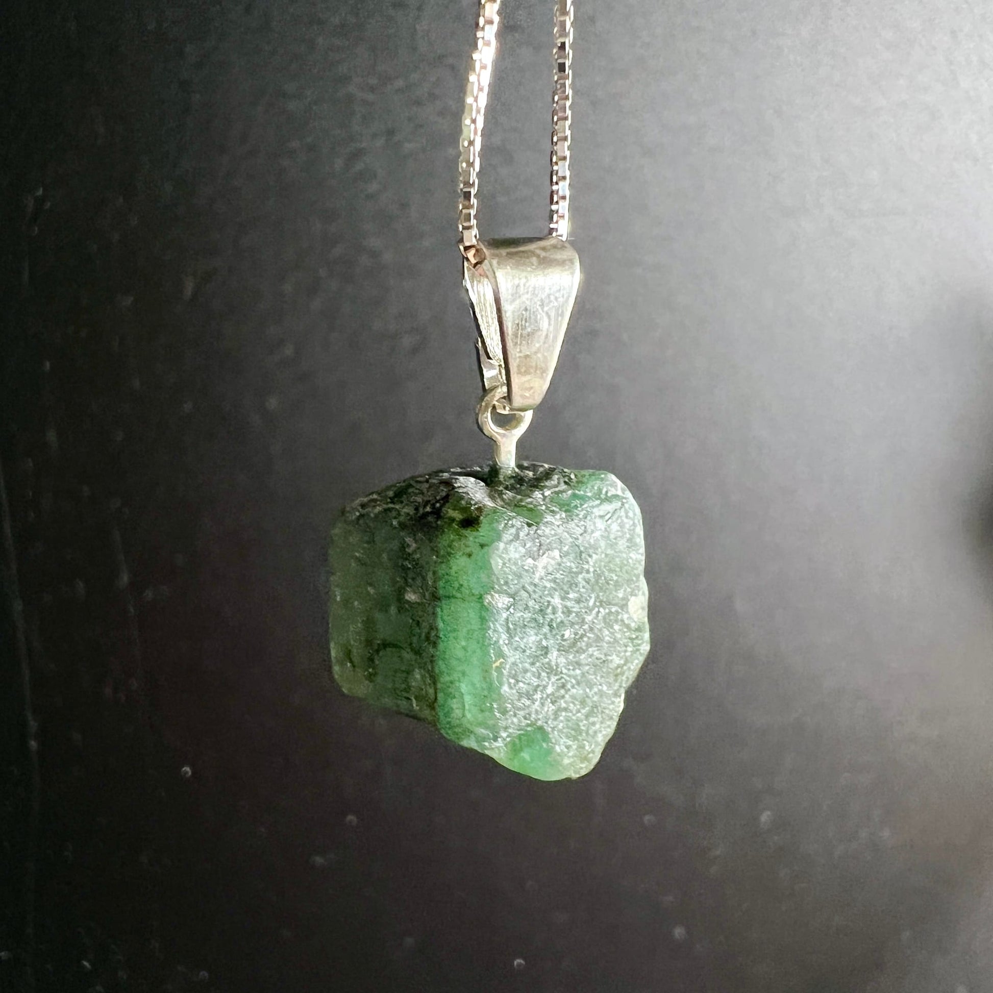 Roher Smaragd Anhänger, ungeschliffen, tiefgrün mit hellgrünen Zonen und weisslichen Einschlüssen, Silberöse | Happy Minerals