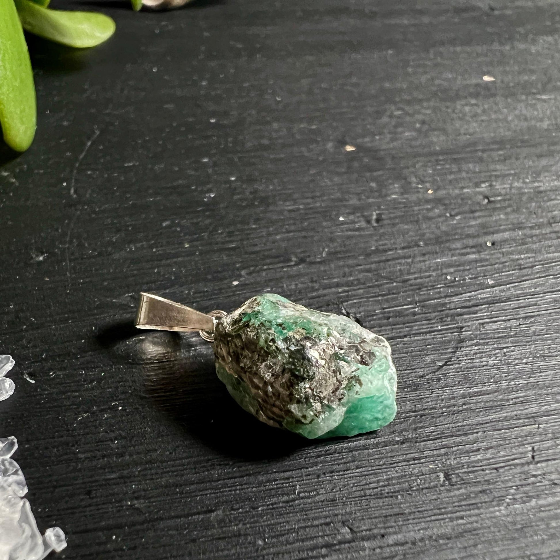 Roher Smaragd Schmuck Anhänger mit Muttergestein und Silberoese