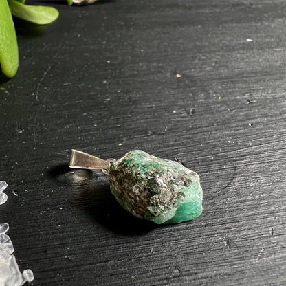 Roher Smaragd Schmuck Anhänger mit Muttergestein und Silberoese