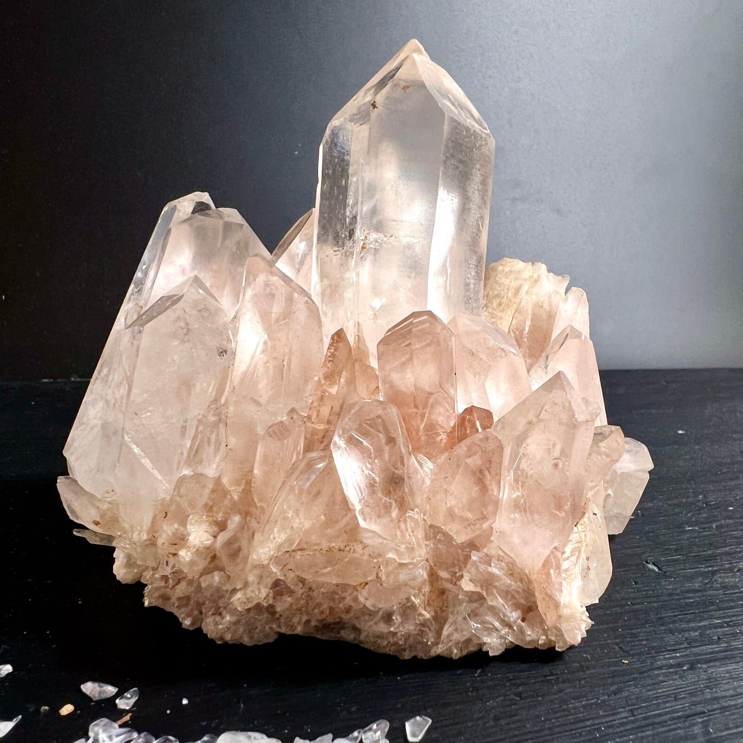 Rosa | Bergkristall | Gruppe | glasklare | Kristallspitzen | warmes | Licht | Unikat | Happy Minerals